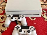 PS 4 PRO terbaru.